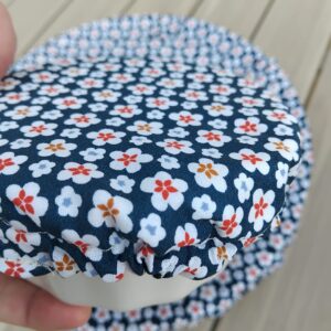 Couvercles écologiques imperméables, lavables et réutilisables en coton motifs fleuris bleus.