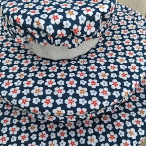 Couvercles écologiques imperméables en coton Oeko Tex motifs fleuris bleus.