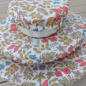 Couvercles écologiques imperméables, lavables et réutilisables en coton beige motifs fleuris.