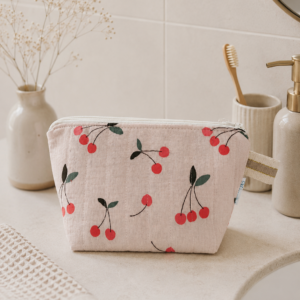 Jolie trousse imperméable en gaze de coton matelassée motifs cerises.