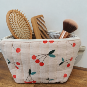 Jolie trousse imperméable en gaze de coton matelassée motifs cerises.