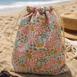 Sac à maillot imperméable en gaze de coton motifs fleuris.