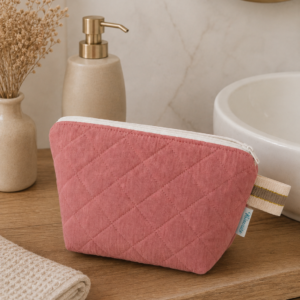 Jolie trousse imperméable en gaze de coton matelassée corail.