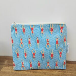 Pochette 100% imperméable en coton enduit bleu motifs nageuses.