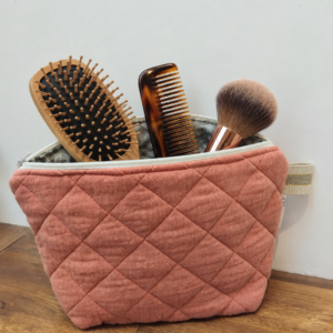 Jolie trousse imperméable en gaze de coton matelassée corail.