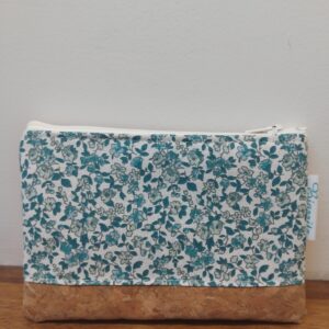 Jolie pochette en liège et coton motifs fleuris bleus. Milia-Loka Biarritz.