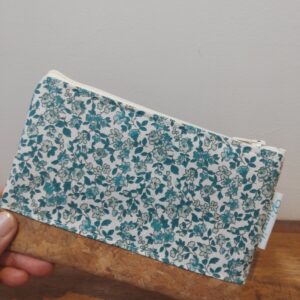 Jolie pochette en liège et coton motifs fleuris bleus.