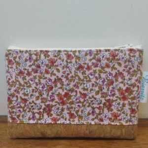 Jolie pochette en liège et coton motifs fleuris rose. Milia-Loka Biarritz.