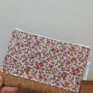 Jolie pochette en liège et coton motifs fleuris rose.