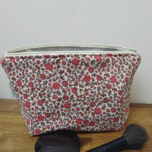 Jolie trousse imperméable en gaze de coton fleurie rose.