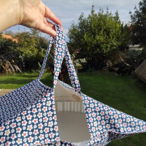 Sac à tarte en coton bleu motifs fleuris bleus.