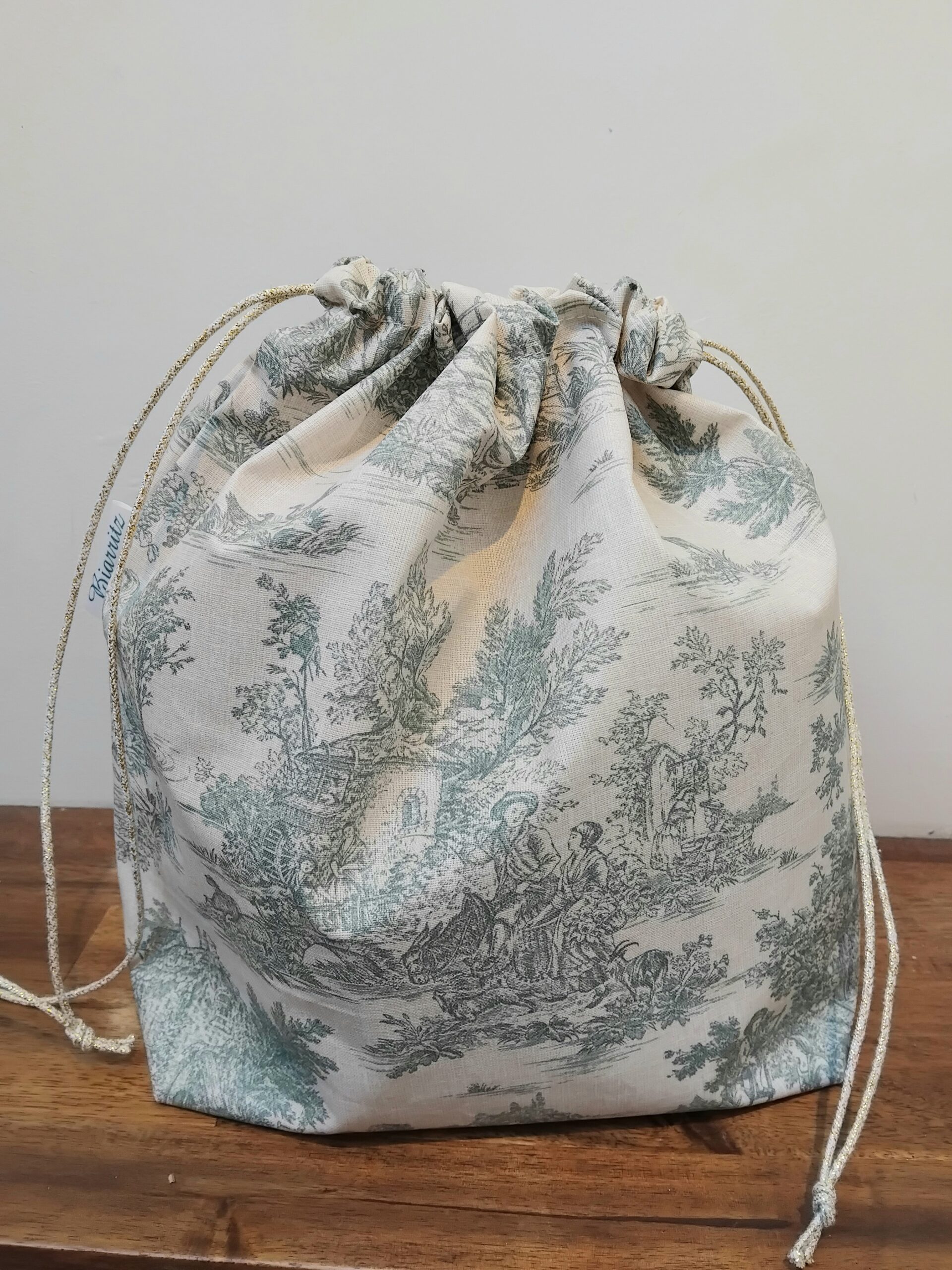 Grand sac à salade imperméable motifs toile de jouy beige et verte. – Image 3