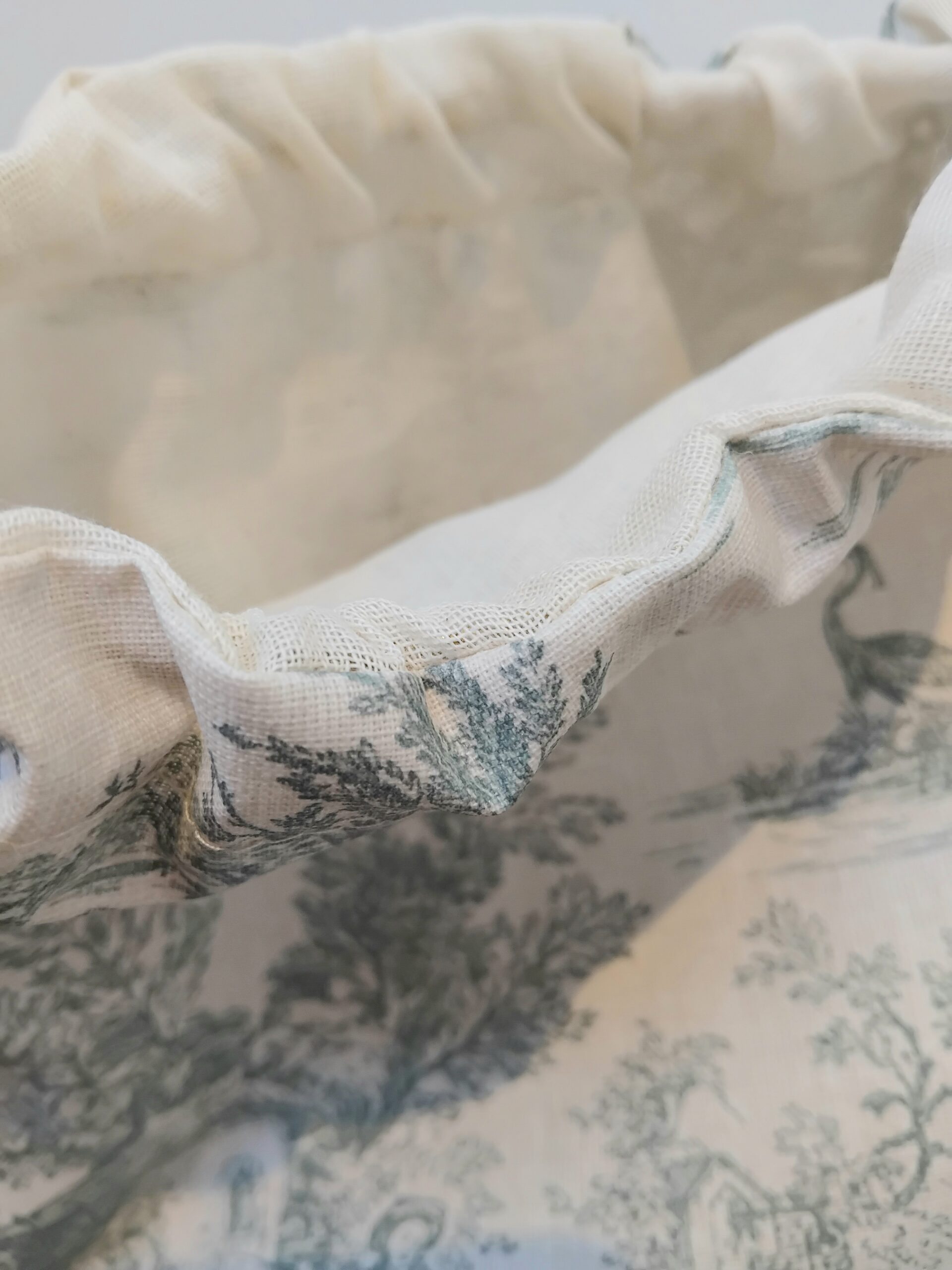 Grand sac à salade imperméable motifs toile de jouy beige et verte. – Image 2