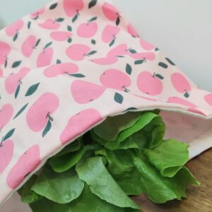 Grand sac à salade imperméable rose motifs pommes.