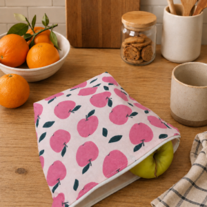 Pochette goûter 100% imperméable rose avec des pommes.