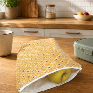 Pochette goûter 100% imperméable avec motifs géométriques couleur moutarde.