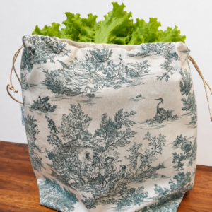 Grand sac à salade imperméable motifs toile de jouy beige et verte.