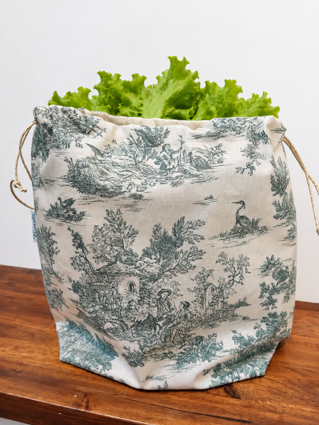 Grand sac à salade imperméable motifs toile de jouy beige et verte.