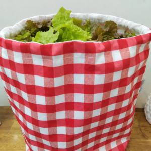 Grand sac à salade imperméable à carreaux rouges et blancs.