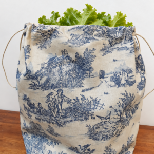 Grand sac à salade imperméable motifs toile de jouy beige et bleue.