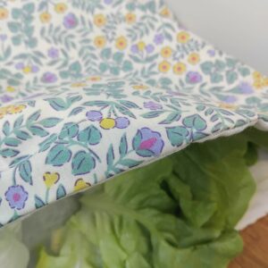 Grand sac à salade imperméable motifs fleuris.