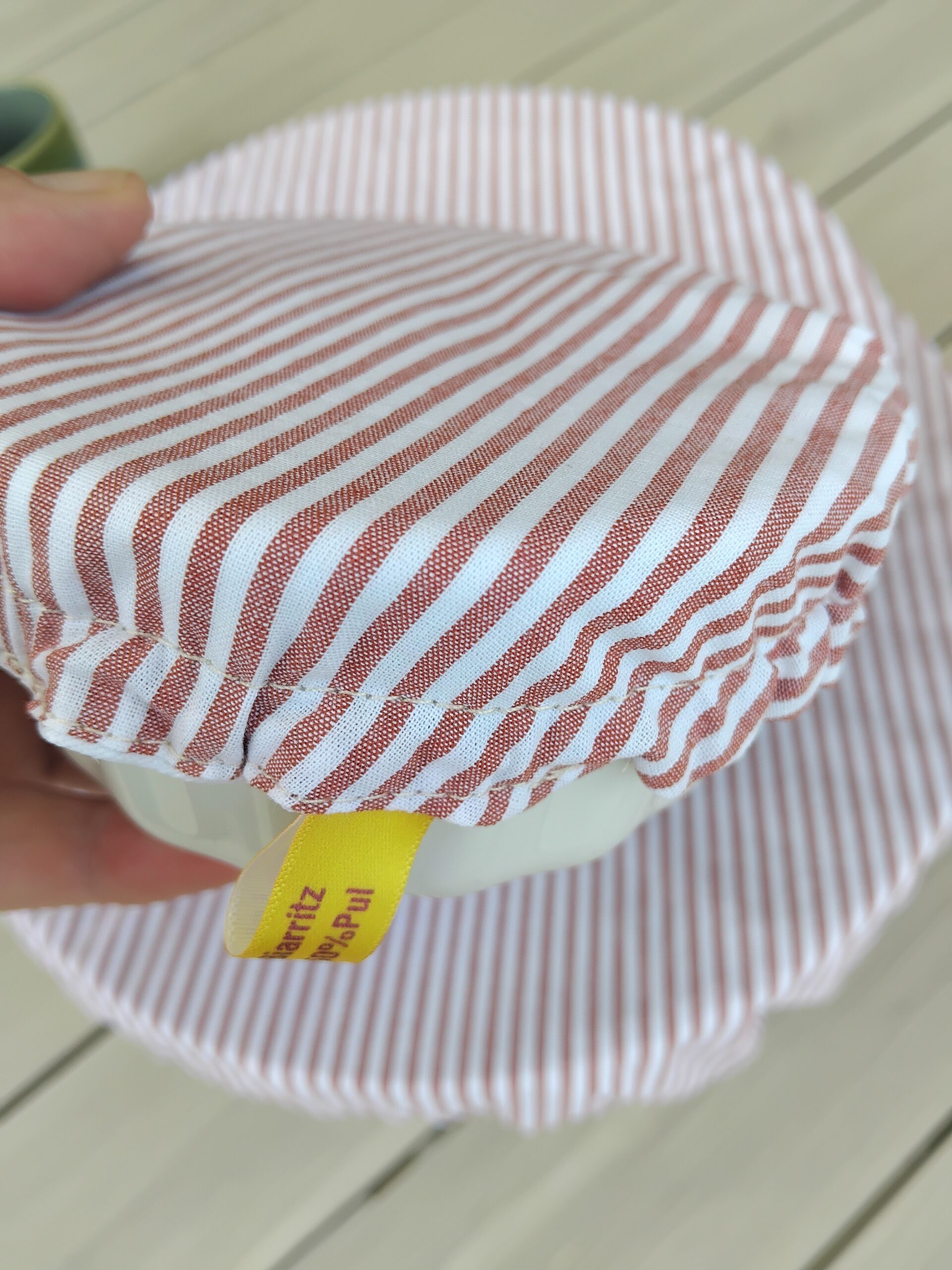 Couvercles alimentaires imperméables en coton Oeko Tex rayé bordeaux.