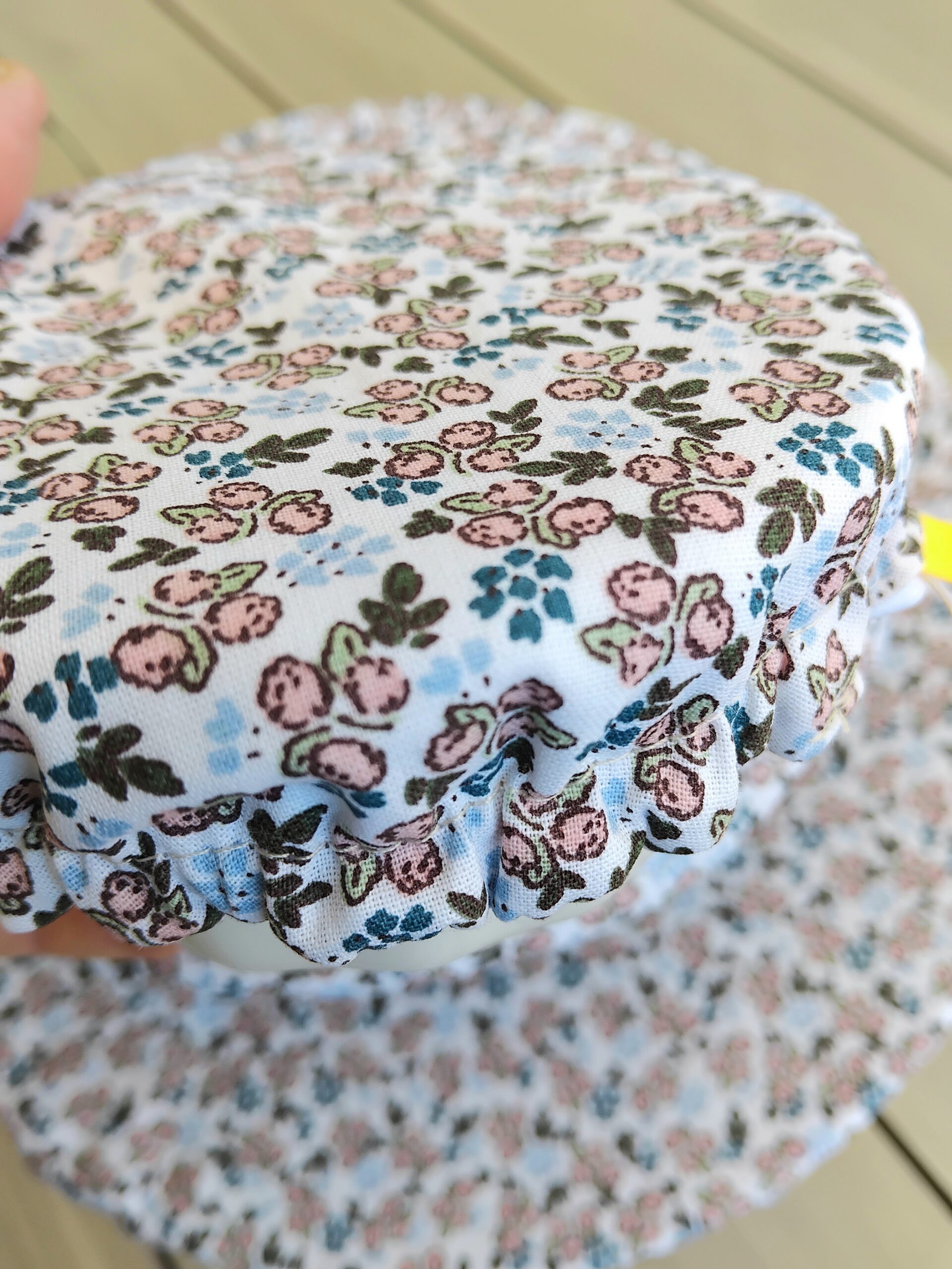 Couvercles écologiques imperméables en coton Oeko Tex motifs fleuris.