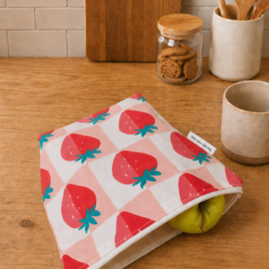 Pochette goûter 100% imperméable avec de belles fraises.