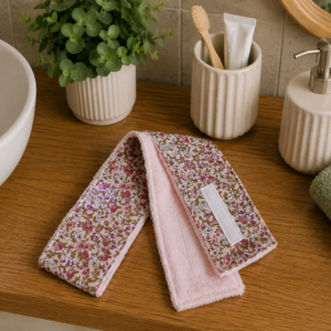 Bandeau de visage en éponge de bambou rose et coton motifs fleuris.