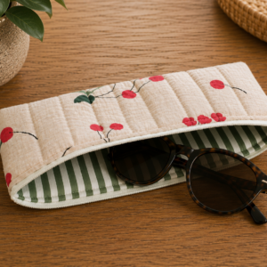 Pochette à lunettes en gaze de coton matelassée motifs cerises.