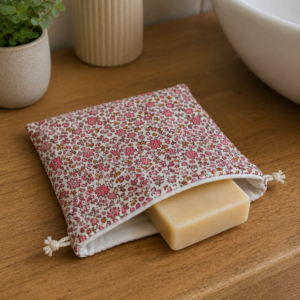 Pochette à solides imperméable en gaze de coton fleurie rose.