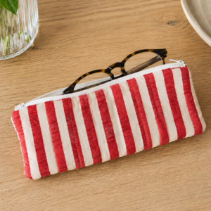 Pochette à lunettes en gaze de coton matelassée rayée rouge et beige.