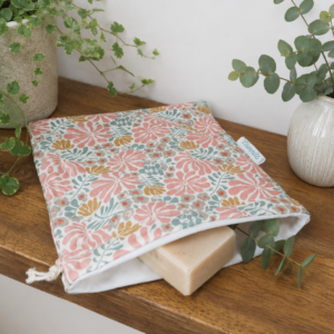 Pochette à solides imperméable en gaze de coton motifs fleuris.