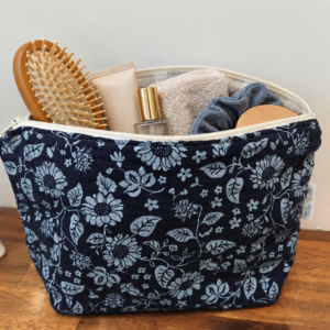 Jolie trousse imperméable en gaze de coton bleu motifs fleuris.