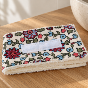 Bandeau de visage en éponge de bambou et coton motifs fleuris bordeaux.