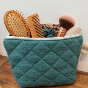 Jolie trousse imperméable en coton matelassé vert canard.