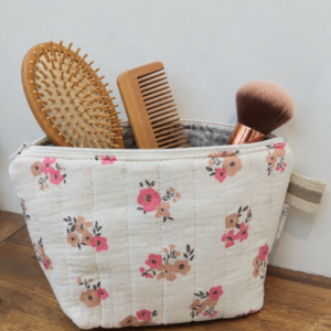 Jolie trousse imperméable en coton matelassé motifs fleuris rose.